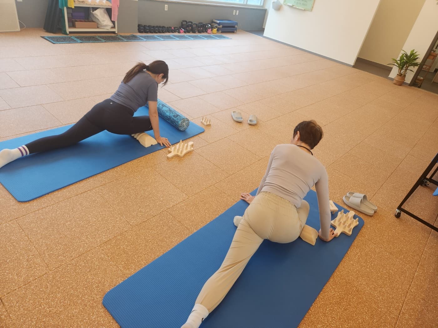 폼롤러로 스트레칭하는 회원들